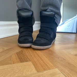 Isabel Marant skor - Jag säljer mina älskade Isabel marantskor i modellen Beckett och storlek 38. De är endast använda ett fåtal gånger pågrund av att jag blir så lång (jag är 178). Därmed är dom i väldigt bra skick. Dom är i locka och läder och så snygga!! Köparen står för frakten!