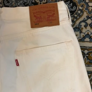 Levis 501 jeans - Väldigt bra skick, knappt använda! Passar W29/W30. Har detaljer som ser ut som fläckar. De va så när jag köpte de och de syns knappt för de är vita. Köparen står för frakt. Kan gå ner i pris vid snabb affär.