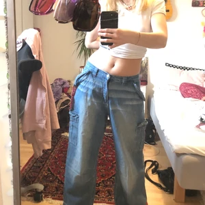 Baggy jeans - Jättecoola skate style baggyjeans som sitter som finast lågmidjat💝 passar någon som är 160 (högsta bud:200kr)