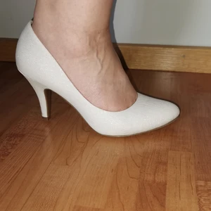 Graceland klackar - Graceland klackar, inköpta på deichmann. Enbart använda en. Storlek 39 men passar en med liten 40 med. Inköpta för 299 kr. Frakt tillkommer.