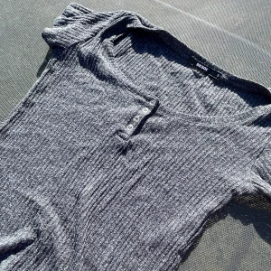 t shirt - svar t shirt från bikbok