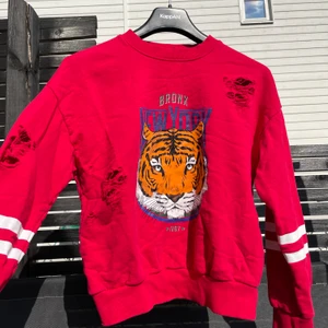 röd sweatshirt  - snygg röd sweatshirt, använd några gånger 💕 köparen står för frakten 