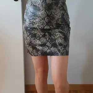 Orm kjol med orm print. Aldrig använd. Original pris 299 kr. Tar endast emot swish. 