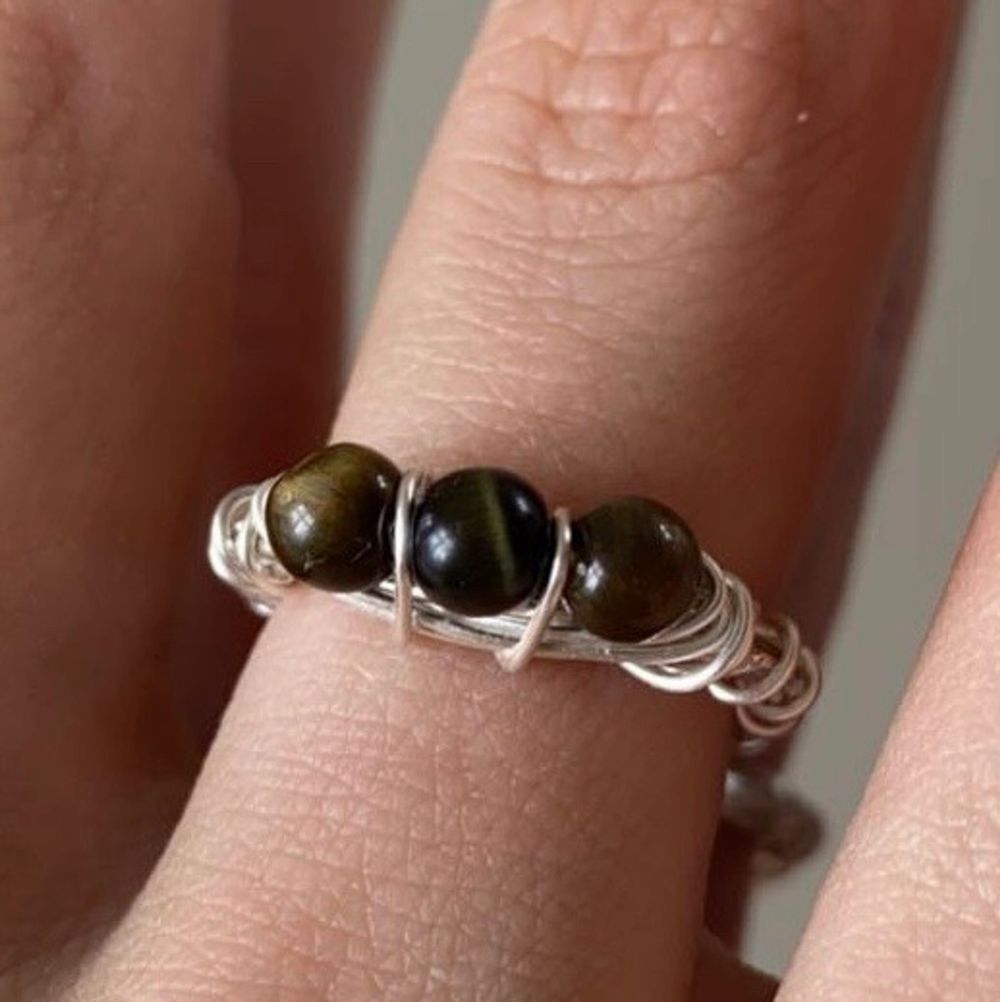 En homemade unik ring, som jag själv har gjort! Äkta Tigers Eye kristall och gjord med smyckesståltråd. Köparen står för frakt men kan gärna samfrakta vid köp av flera saker! Säljer även andra liknande ringar på mitt konto så gå in o kolla🥰. Accessoarer.