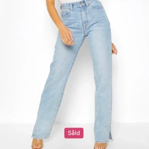 Blå jeans med slits  - Säljer dessa helt oanvända super snygga jeansen från monokrom, köpta av en annan tjej här på Plick och säljer då dom var för stora för mig. Jag har vanligt vis S/M i jeans 