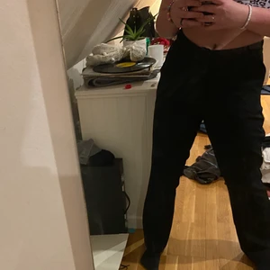 Kostymbyxor  - Boocut kostym byxor från bikbok ny skick dom är lite små i storleken så sitter bäst på dig som är 36/38