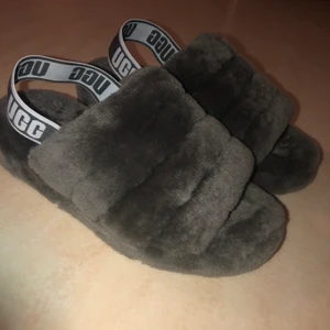 Ugg - FLUFF YEAH SLIDES  - SKITKATTIGA ugg tofflor perfekta att ha hemma elr utomhus. Köpta förra sommaren använt en gång. Säljer för att de är för små. Köpta från ASOS för 1400kr. Betalning sker via swish vid upphämtning. 