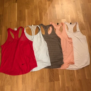 Träningslinnen från olika märken  - 30kr st eller alla 5 för 100kr!                                                     Märke + storlek från vänster är: Nike, M Under Armour, M HM, S Bonds, S (gäller de 2 sista)
