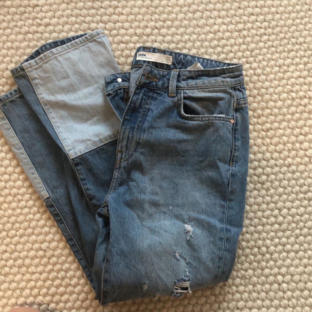 Hej säljer dessa superfina jeans från zara med slits! De är superfina men kommer tyvärr inte längre till användning! Pris kan diskuteras😊. Jeans & Byxor.