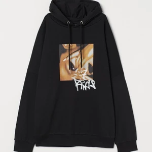 Ariana grande merch storlek S - En ariana grande tröja, använd få tal gånger rätt bra skick och varm inuti