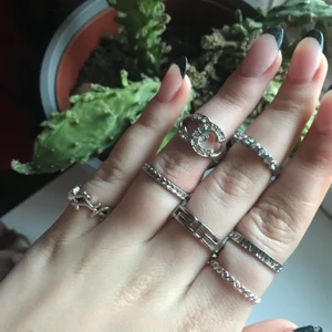 massa fina silverringar👩‍❤️‍💋‍👩🤝 - 15kr för en och 25kr för två🤝 80kr så får du alla 7 och frakten blir oavsett 12kr