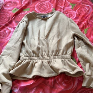 Tröja  - Jätte söt o varm tröja. Har inte kommit till någon använding då den är som ny. Storlek S