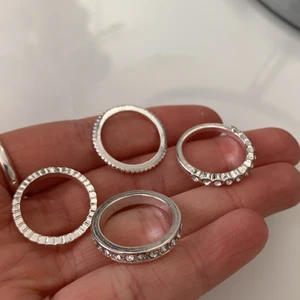 Silver ringar - Storlek xs/s, säljer pågrund av att dom inte passar. (Aldrig andvända)