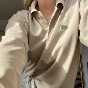 Vintage Skjorta - Oanvänd beige secondhand skjorta från humana , Lacoste. Supermjuk & skön kvalite. Stl M. Utgångspris 115 kr. 