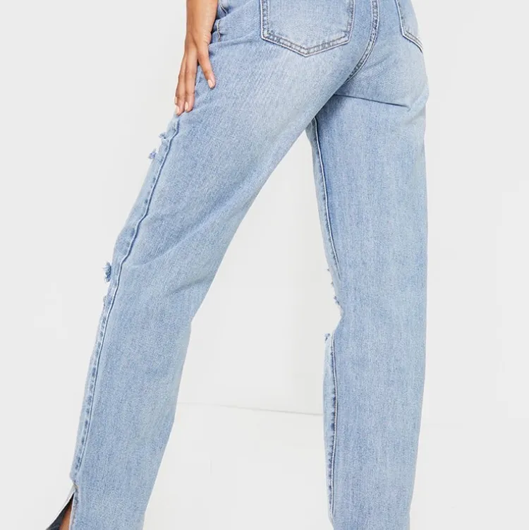 Jätte fina jeans, storlek 34, helt nya, endast testade en gång, dom va för små för mig och de är anledningen till varför jag säljer dom! Lappar sitter kvar och allt. Nypris 330kr mitt pris 200kr🤍 PS! köparen står för frakten!🤍. Jeans & Byxor.