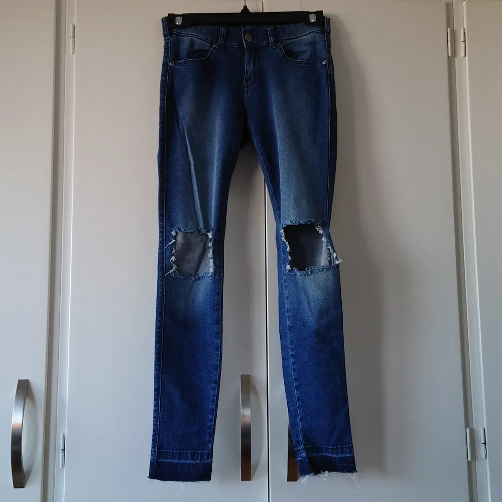 Dr. Denim, blåa jeans. Strl S. (Stretch) Aldrig använda. Köparen står för frakt. (Kan skickas som brev då blir frakten billigare, men då är det ej spårbart). Jeans & Byxor.