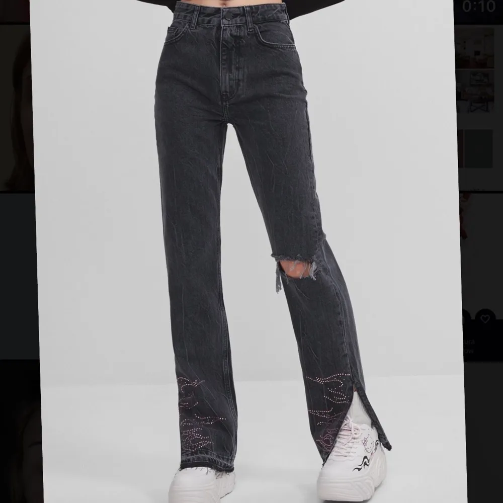 Säljer mina hello Kitty jeans från bershka(som är slutsålda) för att jag behöver pengar, de är använda typ 2 gånger så de är som nya (lånade bilder) de är högmidjade med utsvängda ben och skit snygga så snälla köp. Ni får gärna buda men behöver sälja så snart som möjligt ! PS glöm ej frakt kostnaden!!. Jeans & Byxor.