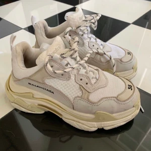 Balenciaga tripple S - Säljer mina balenciaga skor då dom används för sällan och mest tar plats i gaderoben. Mycket sparsamt använda. Kvitto finns tyvärr inte. Dustbag medföljer. Storlek 38 (köparen står för frakt) 