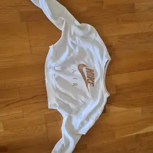 Croppad tröja från Nike. 