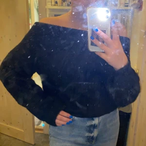 Skön svart off-shoulder tröja - Tröjan säljs så den inte kommit till användning! Perfekt på en lite kallare sommarkväll med en kjol🤗💖 väldigt mjukt material och åker inte upp när man rör sig, sitter på plats och åker inte heller ner! BRA SKICK: Använd 2 ggr, köp direkt för 200kr eller buda från 150kr - PRISER KAN ÄVEN DISKUTERAS😃💖