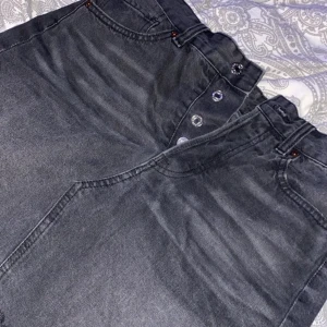 Jeans kjolar - Jag säljer mina jeans kjolar då de har blivit för stora för mig, har använt men är i bra skick! Tar 200 för båda men 100 kr styck.