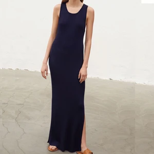 RODEBJER KLÄNNING, aldrig använd! - RODEBJER Lamila stickad, marinblå långklänning i storlek M! Passar dock XS-L då den är stretchig. Aldrig använd då den är för lång för mig :(