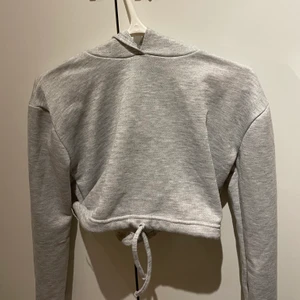 Grå hoodie  - Grå hoodie från Nelly storlek 36 men passar 34. Använd en gång 