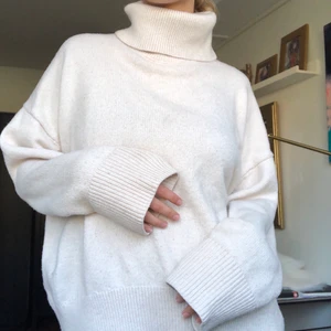 Polotröja - Supermysig polotröja från HM, skulle säga en benvit färg💘 