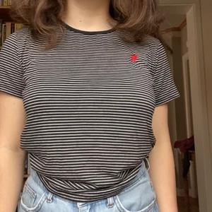 Skön t-shirt - T-shirt i suuperskönt material med ett litet hjärta