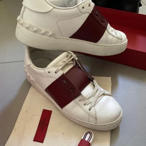 Valentino sneakers 37,5 - INTRESSEKOLL på mina sneakers från valentino, använda men fortfarande mycket bra skick