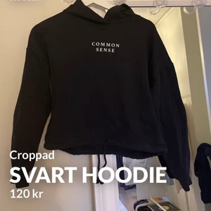 Svart Croppad hoodie - Svart hoodie från GinaTricot med mjuk insida. Köpt för ungefär 250 kronor (vet inte exakt) och är i nyskick. Den är inte så kort men inte lika lång som en ”vanlig” hoodie. Säljer eftersom jag inte använder svart och att den är lite för liten. Finns inte att köpa i butik längre.