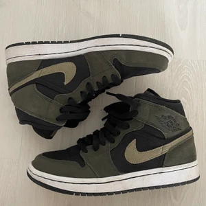 Jordans 1 - Säljer mina snygga Air Jordan 1 Mid då jag inte får användning av dem. Använda ett fåtal gånger och ser in princip som nya ut. 