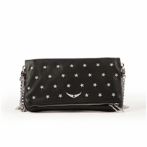 Zadig väska med nitar - Jättesnygg slutsåld zadig väska med silvriga stjärnor, säljer för att den inte kommer till användning💞 Använd men bra skick, kommer dock bara med en kort kedja!! Ursprungligt pris var ca 3800.