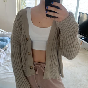 Stickad kofta nakd  - Säljer min fina kofta från nakd som är så skön! Strolek xl men passar mig som är S vanliga fall. Lite oversized