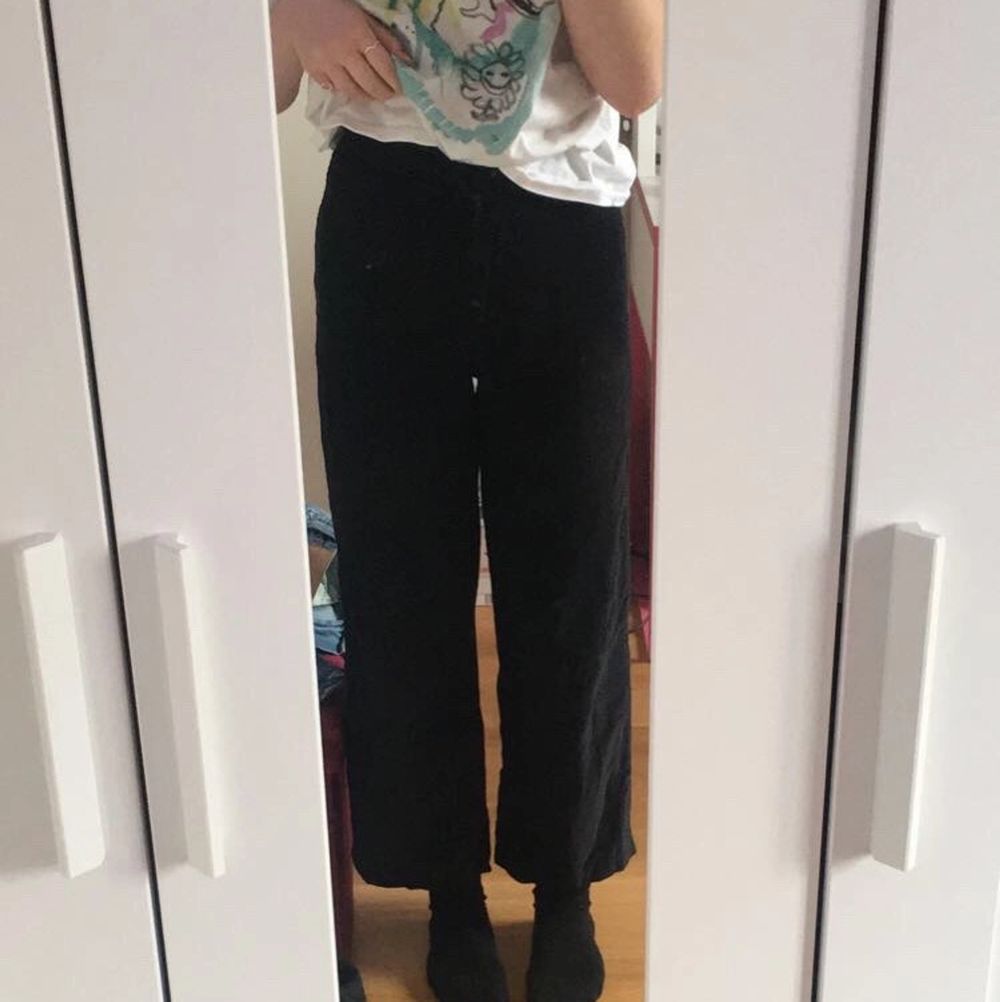 Säljer dessa skitsnygga wide-leg Manchesterbyxor från asos, reclaimed vintage. Ganska tunnt tyg, vilket gör att de blir de perfekta till sommaren/våren! Köpta förra sommaren och knappt använda. Köp för 150kr ink frakt eller kom med eget förslag.. Jeans & Byxor.
