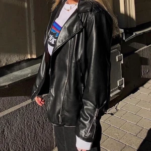 Skinnjacka  - Oversized skinnjacka från Zara. Storlek 164 men motsvarar S då den är oversized. På bilderna ser ni hur den sitter på min syster som är 165cm:) buda i kommentarerna