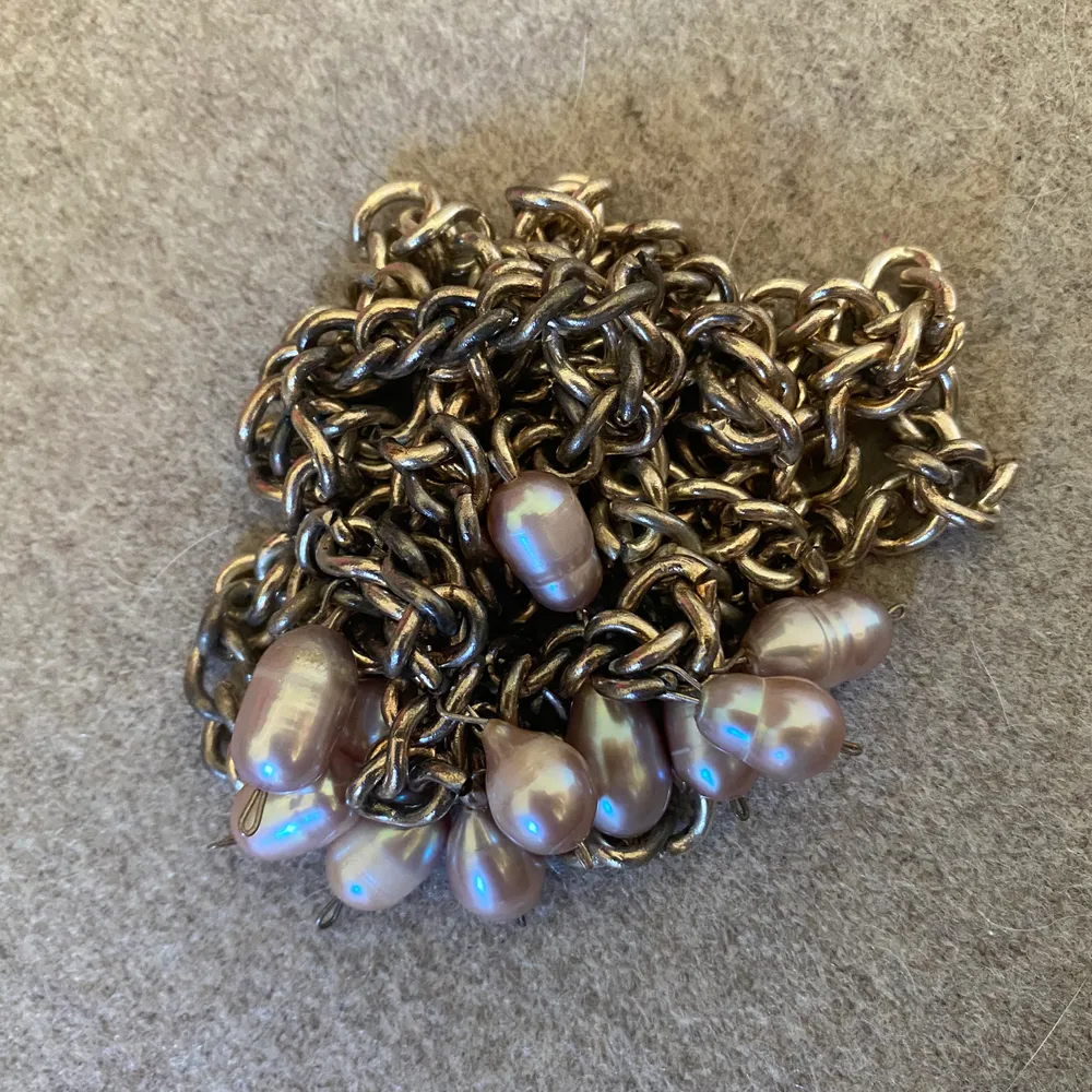 Säljer ett jättesnyggt långhalsband av äkta pärlor från Desert Design som är helt nytt och aldrig använd. Hör av er vid frågor och liknanden! Köparen står för frakt . Accessoarer.
