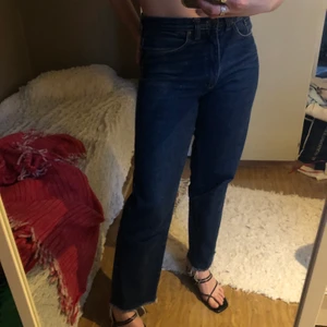 Valentinojeans - Mörkblå raka jeans från Valentino