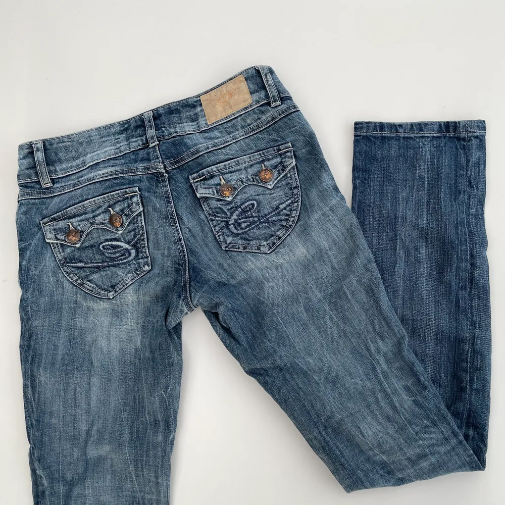 Lågmidjade raka jeans från Esprit. Superfina speciellt med fickorna där bak! Storleken är 27/30. Jeans & Byxor.