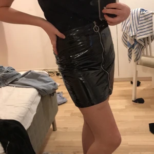 Kjol - Säljer min coola lackkjol i storlek M. Knappt använd så den är i fint skick☺️