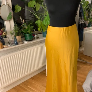Gul silkeskjol från ginatricot  - Jättefin långkjol från ginatricot som knappt är använd då det inte riktigt är min färg. Jättehärligt tyg och riktigt cool färg! 🥰❤️🤩