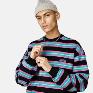 Multiverse sweater - En snygg sweater från Junkyard. Använd cirka 5 gånger. Så i fint skick! Materialet är 100% bomull. Längd är 70 cm och bröstvidd 110 cm. Original pris 399 kr.  Köp nu!!! ✨✨✨✨