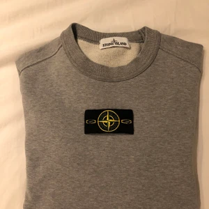 Stone island crewneck, large - Hej, säljer nu min Stone island crewneck! Storlek Large Cond 8/10 använd men inga flaws Tar bud med rätt att neka Clg kod kan skickas vid intresse!