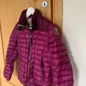 Parajumper dunjacka  - Säljer denna parajumper jacka i dun. Storlek XS. Nästan helt oanvänd och därmed i bra skick. Nypris 4-5000 kr (ej säker). Köparen står för frakten. 