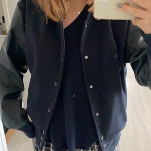 College Jacka  - Säljer min väl använda Baseboll jacka/College jacka från Weekday, den är från herrsidan och i storlek S och sitter lite oversized på mig! Nypris är runt 750kr! Möts helst upp annars står köparen för frakten! Ställ frågor privat vid funderingar 💕 köp direkt för 500!