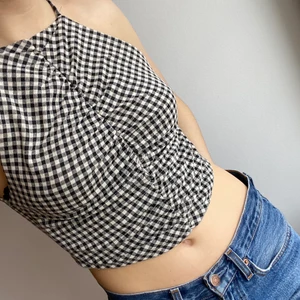 Rutigt linne - Ett rutigt linne från Zara 🖤 Aldrig använt, prislappen är kvar. Ursprungspriset var 119kr och nu säljer jag den för 45kr. Köparen betalar frakt❣️