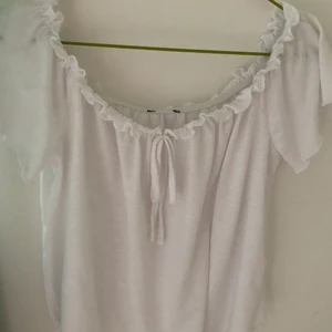 Vit off shoulder-tröja - Vit off shoulder-tröja köpt i London. Nästan aldrig använd💛 Frakt ingår i priset!😊
