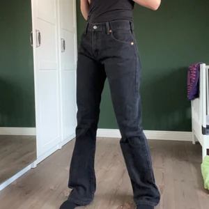 Levi’s 517 W29L34 - Levi’s 517 storlek W29L34. Passar fint på mig som är 169 cm och vanligtvis bär W26, så typ storlek S/36. Långa och uuuunderbara. Fint skick ☀️