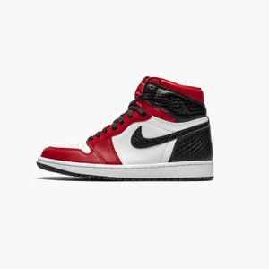 Jordan 1 retro High Satin Snake Chicago (W) - ! Ledande bud : 2200 + frakt ! Budgivning från 2000kr privat eller i kommentarsfältet. De är äkta, köpta på SNKRS appen på släppet. Köpbevis från SNKRS appen finns och original skokartong samt skosnören medföljer, kan även skicka bild på QR och UPC koden. Endast använda en gång ute. Frakten står du själv för och skickar enbart spårbart via postnord.  Köp direkt för 2700+ frakt