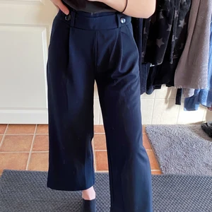 Marinblå byxor  - Marinblåa kostymbyxor, väldigt sköna. Sällan använda, bra skick 
